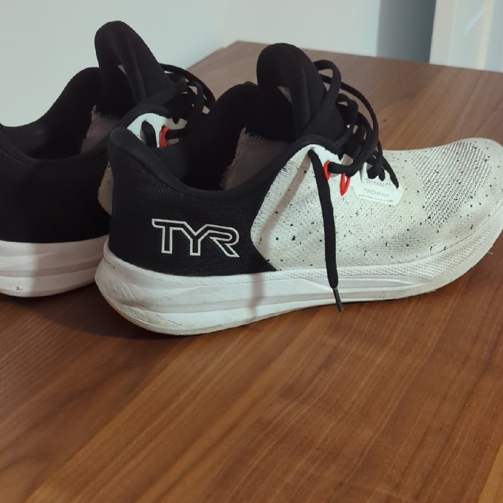 TYR Men's Black and White RNR-1